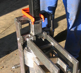 8 The round Bar Comes To A Stop Against the Lid