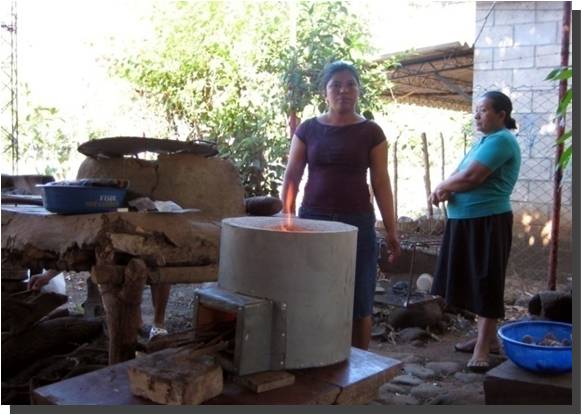 Ecocina con vieja estufa en fondo