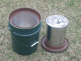 The pot sits on the insulated lid