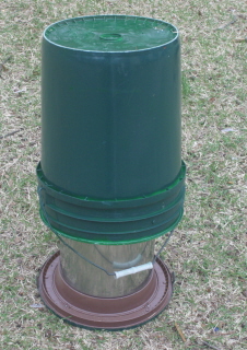 The double wall pail caps the pot to retain the heat